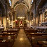 Non ci resta ora che entrare, scoprendo un interno ad aula unica che trasuda di religiosit� e mistero. Le pareti laterali custodiscono quattro altari sei e settecenteschi in marmo policromo...